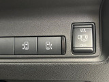 【ハンズフリー機能付き両側パワースライドドア】スライドドアの下に足先を入れてすぐ引くと、自動的にスライドドアが開閉します!荷物で両手がふさがった状態でも、ドアの開閉ができてとっても便利!
