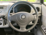 インテリアに合わせたデザインのステアリングは、運転される方のことも考え、運転しやすい形状、大きさです。是非一度、実際に触ってお確かめください。