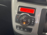 【オートエアコン】一度お好みの温度に設定すれば、車内の温度を検知し風量や温度を自動で調整。暑い&hellip;寒い&hellip;と何度もスイッチ操作をする必要はありません。快適な車内空間には必須の機能ですね♪