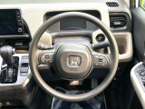 インテリアに合わせたデザインのステアリングは、運転される方のことも考え、運転しやすい形状、大きさです。是非一度、実際に触ってお確かめください。