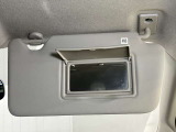 【運転席サンバイザー】鏡が付いているのでメイク直しなどに便利★