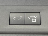 【パワーバックドア】スマートキーや運転席のボタンを押すだけでリアゲートが自動で開閉します!荷物を持っている時や、高い位置にあるバックドアを閉める際に便利な機能です♪