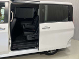 【両側オートスライドドア】子供を乗せたりするのにも隣のお車を気にせずストレスフリー★雨の日などはリモコンキーからドアの開閉ができて、とても便利な両側オートスライドドア★