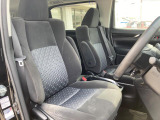 運転席まわりには十分なスペースがあり、大柄な方でもゆったり運転していただける環境です。