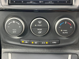 【オートエアコン】一度お好みの温度に設定すれば、車内の温度を検知し風量や温度を自動で調整。暑い&hellip;寒い&hellip;と何度もスイッチ操作をする必要はありません。快適な車内空間には必須の機能ですね♪