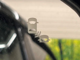 【ブラインドスポットインフォメーション】走行中、ドアミラーの死角になりやすい箇所に後続車が接近するとサイドミラー付近に警告を表示、ドライバーに注意喚起をしてくれます。