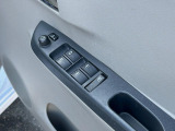 【電動格納ミラー】サイドミラーは電動格納式となっており、狭い駐車場でもキズがつくリスクを抑えられます。
