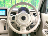 インテリアに合わせたデザインのステアリングは、運転される方のことも考え、運転しやすい形状、大きさです。是非一度、実際に触ってお確かめください。