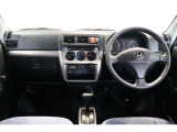 操作性に優れた運転席となります!小物入れや各ボタンの配置にこだわり、使いやすいです!座り心地もよく視認性も良好なのでロングドライブもお任せ下さい!