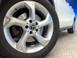 ●純正18インチアルミホイール:輸入車ならではの卓越した走りを支えるホイールと足回りです!日本車の走りに慣れている方にもぜひ体感して頂きたいほど、高いレベルでまとまっています!