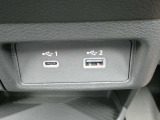 USBソケット 走行中にスマートフォンやタブレット端末を充電することができます。