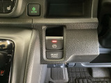 ブレーキホールド機能付き。信号待ちなど足を離してもブレーキ状態を保ち、アクセルを踏むと自動解除されます。スムーズな発進が可能です。