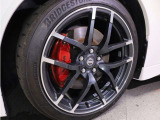 ■4輪アルミキャリパー対向ピストンブレーキ ■NISMO専用高剛性ブレーキホース ■NISMO専用高剛性コンプレッションロッドブッシュ ■NISMO専用サスペンション ■NISMO専用レイズ製鍛造19インチアルミホイール