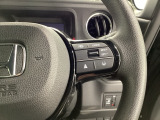ステアリング右手側に安全運転支援機能のホンダセンシングをコントロールするスイッチ、左手側にオーディオ関連のコントロールスイッチを配置、視線を逸らすことなく運転に集中できます