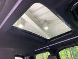 【大型サンルーフ】車内の解放感が一気に上がる大型のパノラマルーフ!季節を問わず開放的で快適なドライブをお楽しみいただけます。流通量も少なく希少価値の高い人気の装備です♪