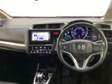 車内は光触媒抗菌消臭施工済です。インパネ周りはスタイリッシュなデザインです。グローブボックスやカップホルダーのほかにトレーなどたくさんの収納スペースが付いています。