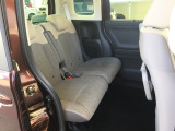 スライドドアなら狭い駐車場でもドアをぶつける心配がありません。ステップが低く乗り降りもしやすいです。