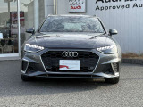シングルフレームグリルはAudiの象徴的なデザイン要素であり、一目でAudiとわかるスタイル、大きくて迫力のある形状が車のスポーティな印象を強調しており、魅力的なデザインとなっています。