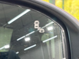 【ブラインドスポットモニター】走行中、ドアミラーの死角になりやすい箇所に後続車が接近するとサイドミラーのレンズに警告を表示!ドライバーに注意喚起をしてくれます。