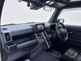 ダイハツのお店では、ダイハツ車を知り尽くしたプロフェッショナルが、専用の診断機器を使って各システムを点検しております。