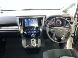 運転席周りのレイアウトをご覧ください。ナビゲーションが綺麗に装着されすっきり収まってますね!