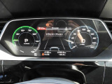 重厚感と安定感があり、同時にダイナミックさも備えるAudiの走り。機能やデザインが革新的なメーター。