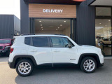 【ホイールアーチ】台形ホイールアーチはJeep伝統のデザインです。採用している理由は諸説ありますが、オフロードを走行する際にタイヤとボディが干渉しあわないよう配慮した作りにするためとなります。