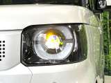 【LEDヘッドライト】悪天候や夜間走行時も良好な視界を確保し安心して運転できる高輝度LEDヘッドライトを装備!点灯速度が早く、消費電力も抑えられています。