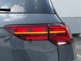 後続車からの視認性に優れるLEDダークテールランプ。ウィンカーは流れる様に点滅する「ダイナミックターンインジケーター」を装備。