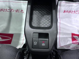 ダイハツ認定中古車は、「車両状態証明書」「約60項目の徹底点検・整備」「内装の徹底清掃と洗浄」「1年間無償保証(車両本体価格30万円以下の車両は3ヶ月または3000kmの保証)」が全車に付いています。