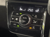 【オートエアコン】一度お好みの温度に設定すれば、車内の温度を検知し風量や温度を自動で調整。暑い&hellip;寒い&hellip;と何度もスイッチ操作をする必要はありません。快適な車内空間には必須の機能ですね♪