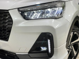 【LEDヘッドライト】悪天候や夜間走行時も良好な視界を確保し安心して運転できる高輝度LEDヘッドライトを装備!点灯速度が早く、消費電力も抑えられています。