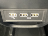 セレクトレバーの下に、スマートフォンなどの充電可能なUSB端子が2個、音源などの外部入力の可能なUSB端子が1個ついています。移動中に充電もできるので便利です。