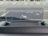運転に必要な情報を映し出す、ヘッドアップディスプレイ。ドライバーの視線移動や焦点の調節を減らし、安全運転に貢献します。