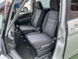 運転席・助手席の足元は広く、ゆったりとしたスペースを確保しています。