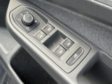運転席ドアに集約されたパワーウィンドウスイッチで全窓をスマートに操作できます。