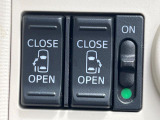 【両側パワースライドドア】スマートキーや運転席のスイッチで後席両側スライドドアの開閉が可能♪電動だから力を入れてドアを開ける必要が無く、小さなお子様でも簡単に開け閉めでき快適です♪
