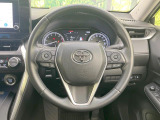 インテリアに合わせたデザインのステアリングは、運転される方のことも考え、運転しやすい形状、大きさです。是非一度、実際に触ってお確かめください。