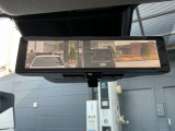 ルームミラーは、車両後方のカメラ映像をミラー面に映し出すので、乗車人数や荷物の量に影響をされずいつでもクリアな後方視界が得られます