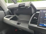 小物収納スペースも確保しており、車内をすっきり保てます。