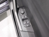 全席パワーウインドウと電動ドアミラー調整機能を装備。運転席に操作系を集約したレイアウトです。