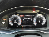 重厚感と安定感があり、同時にダイナミックさも備えるAudiの走り。機能やデザインが革新的なメーター。