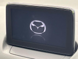 【マツダコネクトナビ】車内の雰囲気にマッチした一体型タイプのナビ。各種車輌設定やBluetooth再生等、様々な機能が楽しめます。直感的なダイヤル操作が可能で、使い勝手も良好です。