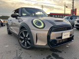 スポーツシートで包み込まれる様な座り心地。長時間の運転もストレスフリーにできます!