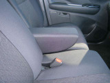 運転席・アームレストが装備されております。
