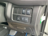 運転席右側には各種スイッチが集約されています。ステアリングヒーターも装備されています。
