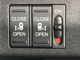 【両側パワースライドドア】スマートキーや運転席のスイッチで後席両側スライドドアの開閉が可能♪電動だから力を入れてドアを開ける必要が無く、小さなお子様でも簡単に開け閉めでき快適です♪
