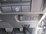 アイドリングストップ機能付です。特別な操作をしなくても、普段通りの運転をするだけで、エコドライブができる機能です。OFFボタンがありますので、必要に応じて使い分けてください。
