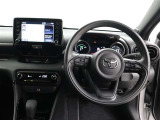 ダッシュボードが低めに作られているため、道路前方や信号が見やすく、視界を妨げにくい設計です。