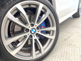 ●純正20インチアルミホイール:輸入車ならではの卓越した走りを支えるホイールと足回りです!日本車の走りに慣れている方にもぜひ体感して頂きたいほど、高いレベルでまとまっています!